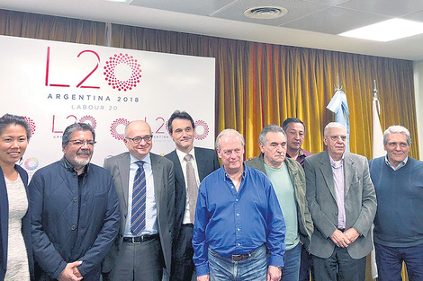 Sonrisas durante el encuentro entre la cúpula de la CGT y los delegados del FMI.