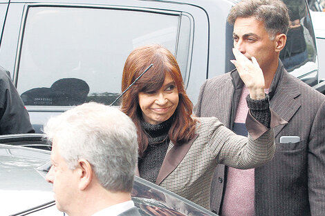 Cristina Kirchner fue saludada por militantes a la salida de su casa y a la llegada a Tribunales.