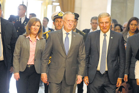 El ministro de Defensa, Oscar Aguad, y el jefe del Pentágono, James Mattis, en el Edificio Libertador. (Fuente: Joaquín Salguero)