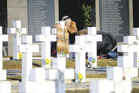 En el cementerio de Darwin yacen unos 246 muertos en la guerra, 121 de los cuales permanecían sin identificar.
