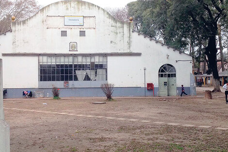 El Costanera Sur, tan frío como la calle, recibe a familias incluidos bebés, niñas y niños.