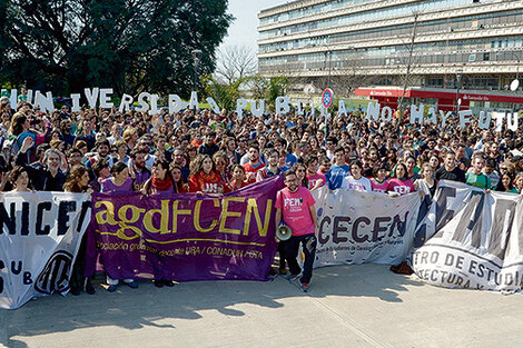 “Sin universidad pública no hay futuro”, fue la consigna del abrazo simbólico realizado ayer en la Ciudad Universitaria de la UBA.