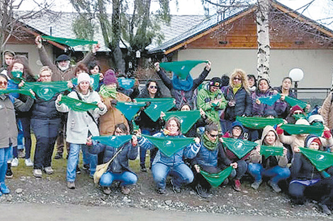 Pañuelazo frente a la casa de la senadora Larraburu, en Bariloche.