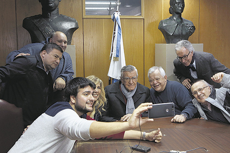 José Luis Gioja se quejó de que encontró todo “lleno de mugre” en la vuelta a la sede de la calle Matheu.