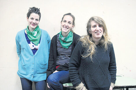 Guadalupe Canales, Julieta Nebra y Soledad Toriggia, graduada, docente y estudiante, respectivamente.