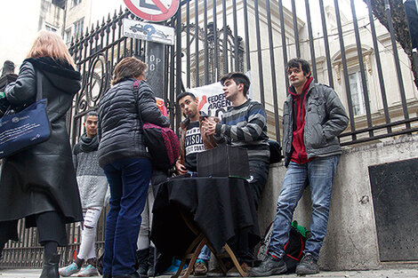 Mientras se entregaban las cajas con los trámites, hubo gente que se acercó a la mesa de CAEL.