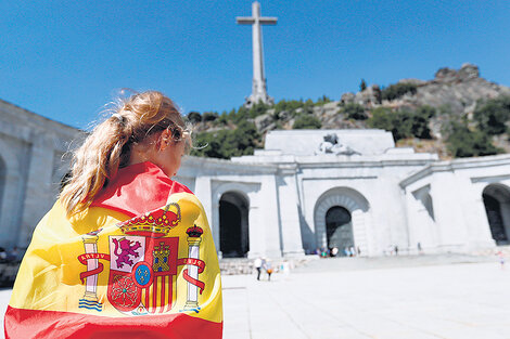 Echan al dictador del Valle de los Caídos