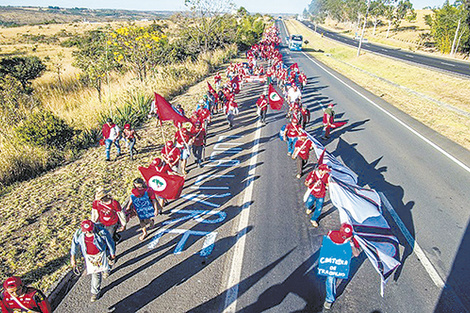 Miles marchan por la libertad de Lula en Brasil