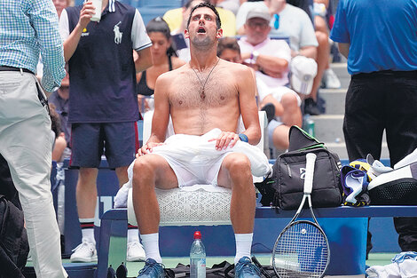 Novak Djokovic con muestras de agobio durante su partido.