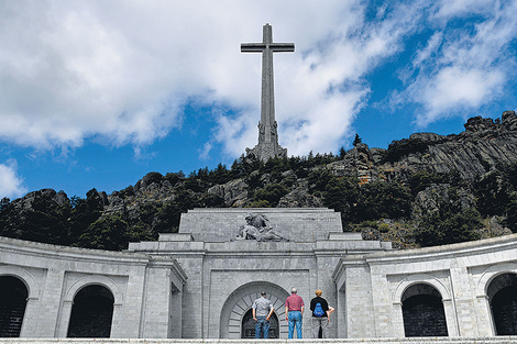 Sánchez apura la exhumación de Franco