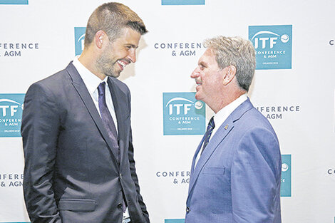 El futbolista Gerard Piqué y el presidente de la ITF, David Haggerty.