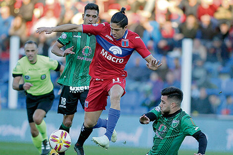 Morales se va con la pelota. Cachete hizo el segundo de Tigre.