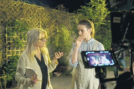 Sally Potter con Emily Mortimer durante el rodaje de The Party.