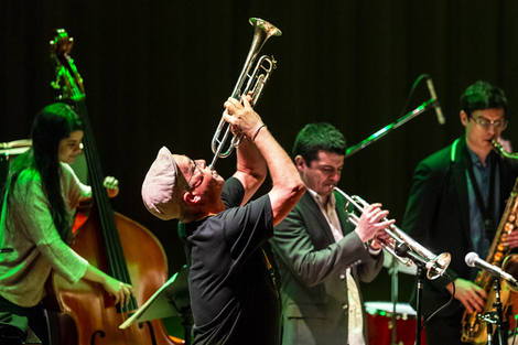 Douglas reservó un espacio para tributar a Wayne Shorter, a quien definió como "mi ídolo máximo".