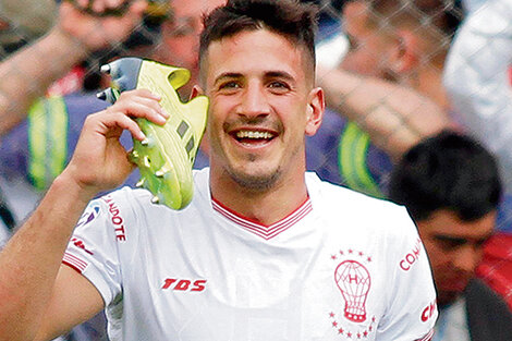 Mendoza festeja su gol, el segundo del Globo, en el quinto minuto del descuento.
