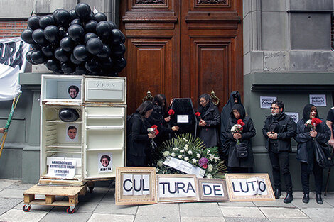 Los manifestantes instalaron un ataúd y una corona de flores en las puertas de la Secretaría de Cultura.
