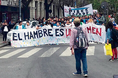 La marcha comenzó alrededor de las 14 con la bandera de la asamblea.