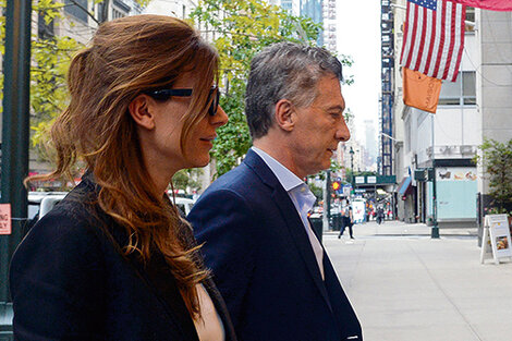 Juliana Awada y Mauricio Macri ingresando ayer al hotel de la Quinta Avenida, donde quedaron alojados.