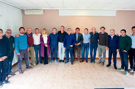 El grupo de intendentes y legisladores que se reunió ayer en Ituzaingó.