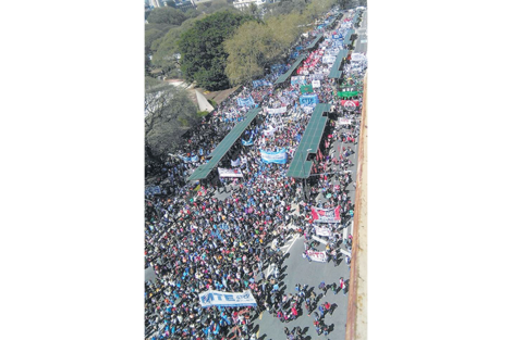 Las organizaciones iniciaron la marcha en el Monumento al Trabajo.