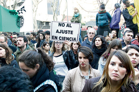 La degradación del área de ciencia motivó una marcha y corte de la avenida Santa Fe el lunes pasado.