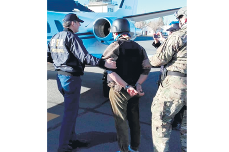 Jones Huala antes de subir al avión que lo llevó a Chile.