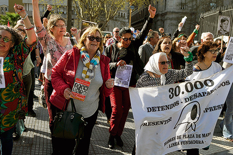 Nora Cortiñas, de Madres de Plaza de Mayo Línea Fundadora, encabezó la marcha.