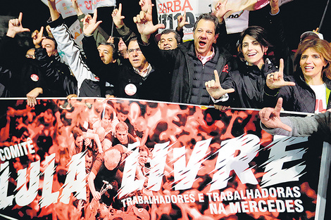 Fernando Haddad (4to der.), compañero de fórmula de Lula, durante un evento de campaña en Sao Bernardo do Campo.