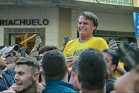 La expresión de dolor del candidato Bolsonaro al ser acuchillado en un acto político en Minas Gerais.