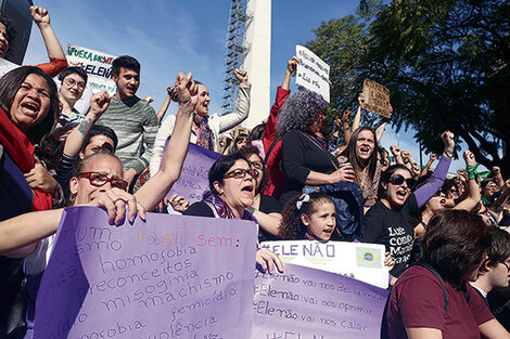 Decenas de personas protestan en el Obelisco en contra de Bolsonaro.