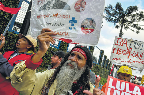 Seguidores de Lula piden por su libertad; falta menos de un mes para los comicios más impredecibles en décadas.