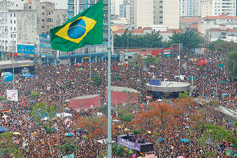 La marcha en San Pablo contra Bolsonaro atrajo a más de 200.000 personas.