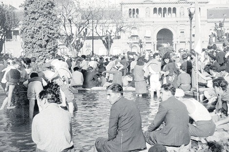 “Las patas en la fuente”, el complemento visual ideal para la marcha.