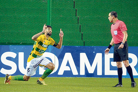El partido se jugó bajo una intensa lluvia.