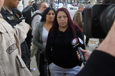 La llegada de la “Cele”, madre del Pájaro y Guille Cantero, provocó una conmoción.