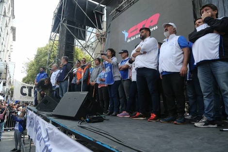 Sonia Alesso fue la única oradora mujer que habló en el acto. Una atípica imagen de una esquina de la ciudad.