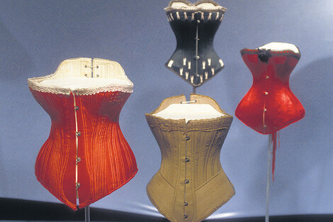 IMAGEN DE LA MUESTRA THE CORSET FASHIONING THE BODY. MUSEO DEL FIT, 2000.