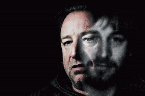 Peter Hook revisitará temas de sus bandas New Order y Joy Division en su show de mañana en el Teatro Vorterix.