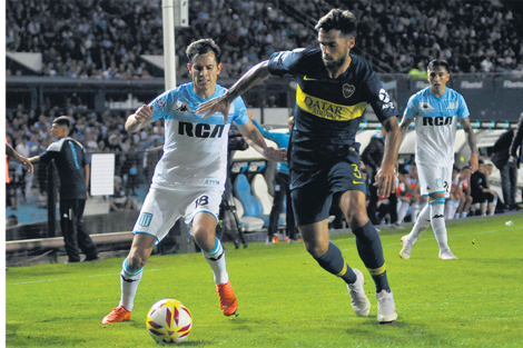 Solari encara por la derecha ante la marca de Mas. El de Racing volvió a ser importante para el conjunto de Avellaneda. (Fuente: Julio Martín Mancini)