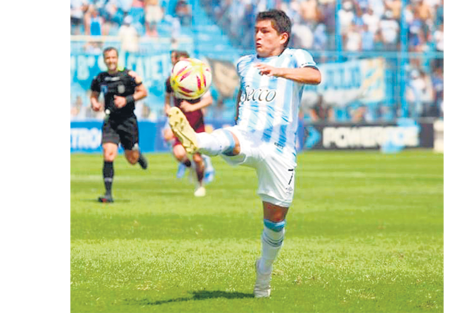 El Pulga Rodríguez con la pelota. (Fuente: Prensa Atlético Tucumán)