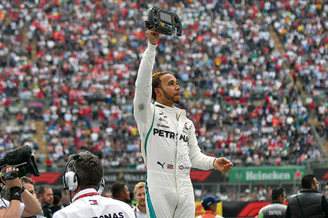 Halmilton terminó ayer cuarto, pero igual festejó su quinto título de F1. (Fuente: EFE)