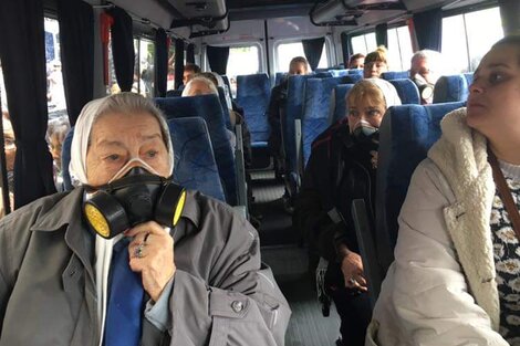 La Asociación Madres de Plaza de Mayo llegó a la Plaza con máscaras antigas