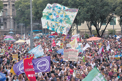 Miles de mujeres se concentraron en la Plaza Cinelándia el sábado último desde temprano en Río de Janeiro. Al final de la tarde marcharon por el centro de la ciudad hasta la Plaza XV, con un gran show musical de cierre.