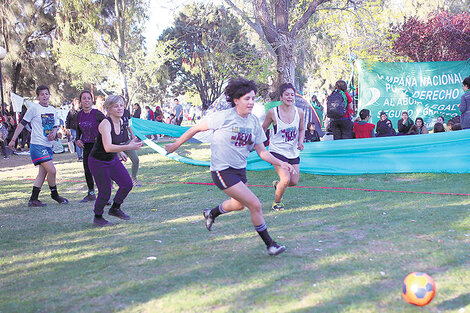 En un sector verde de la plaza Centenario, en Trelew, piernas femeninas corriendo con la número 5.