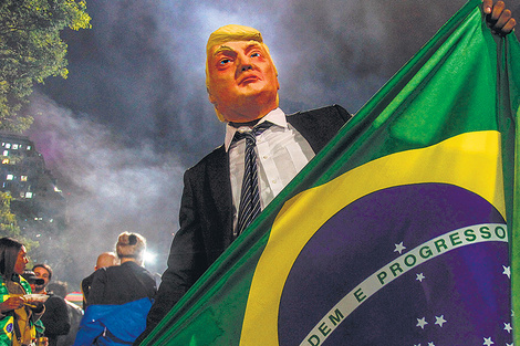 Un simpatizante de Bolsonaro lleva una máscara de Trump al celebrar la victoria.