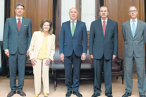 Los miembros de la Corte Suprema llegaron ayer a su primera reunión plenaria con el nuevo esquema en un clima tenso.