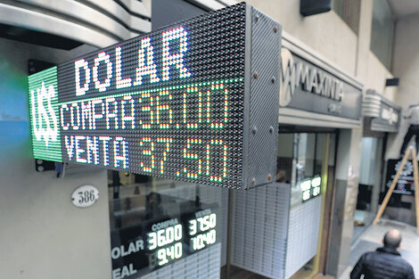 El dólar en las casas de cambio terminó la semana en 37,60 pesos. Las acciones rebotaron 7,1 por ciento. (Fuente: NA)