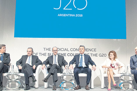 La foto de la Corte Suprema en el J20 fue una postal de su situación, con Mauricio Macri en el centro y Ricardo Lorenzetti al borde. (Fuente: C. I. J.)