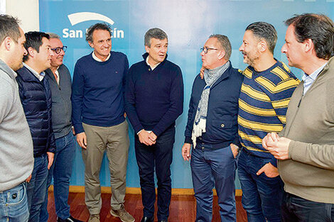 En el centro, Gabriel Katopodis (San Martín) y Juan Zabaletta (Hurlingham) junto a otros intendentes del PJ.