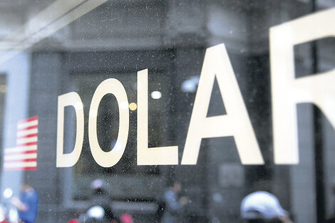 El dólar cerró en 37,77 pesos, con una baja de 41 centavos. (Fuente: Guadalupe Lombardo)